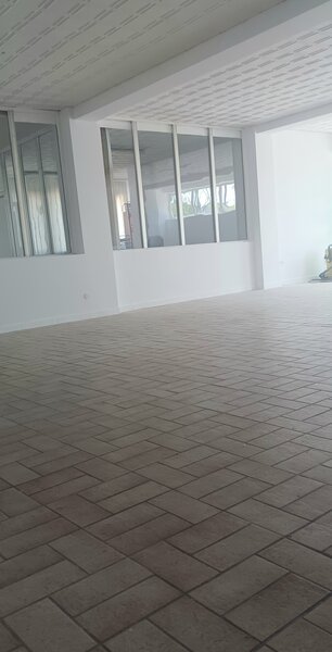 Pallady Titan, spatiu langa Reprezentanta Ford