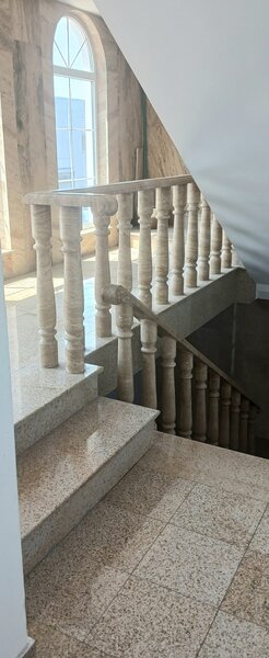 Pallady Titan, spatiu langa Reprezentanta Ford