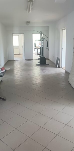 Pallady Titan, spatiu langa Reprezentanta Ford