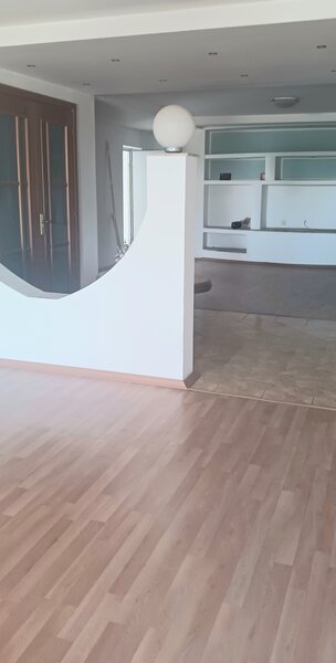 Pallady Titan, spatiu langa Reprezentanta Ford