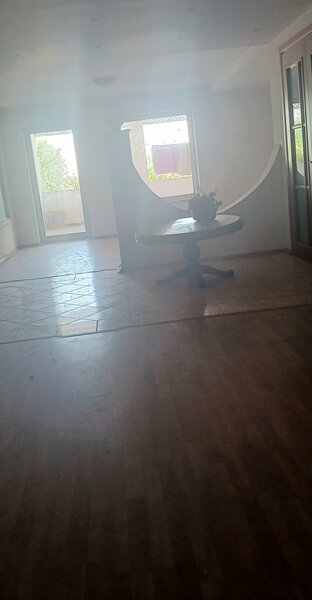 Pallady Titan, spatiu langa Reprezentanta Ford